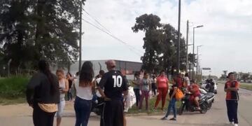 Los familiares fueron a llevar alimentos y elementos de higiene\u002E (Radio Eme)