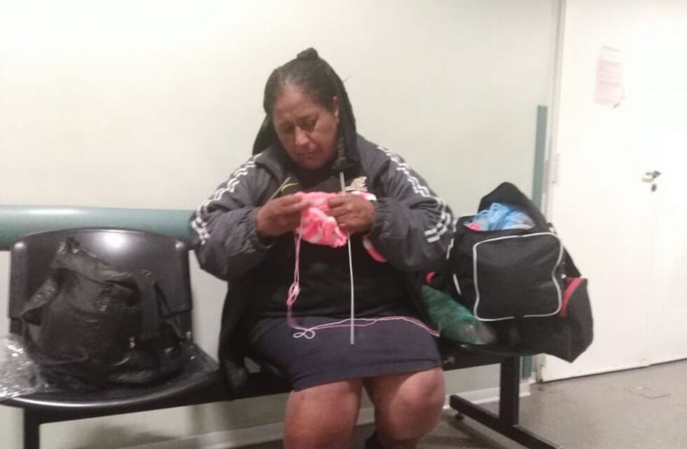 La increíble historia de la mujer sin hogar que le teje a bebés de bajos recursos