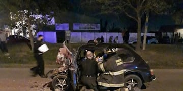 El Fiat 600 chocó violentamente con la parte trasera de un colectivo en Fray Luis Beltrán\u002E (@soria_pablo)