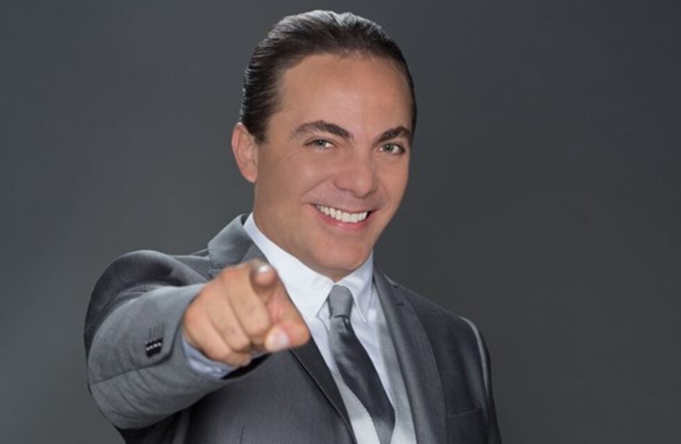 Cristian Castro se sacó la camisa en pleno show y causó revuelo por su panza