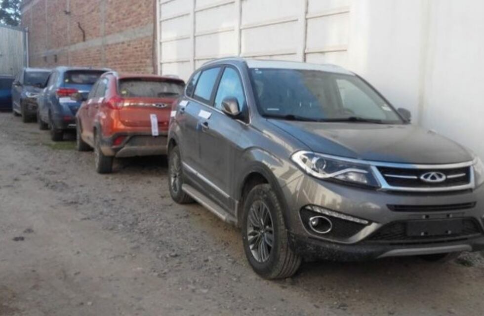 Demoraron a un persona tras hallar las camionetas robadas en un depósito de Centenario