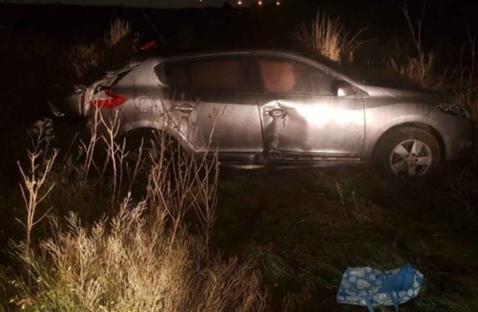 Encontraron un auto destruido y abandonado en la Carrindanga
