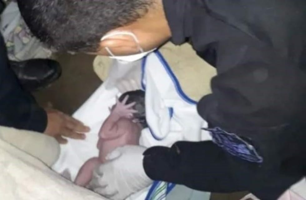 Se le adelantó el parto y dio a luz en su casa con ayuda de policías