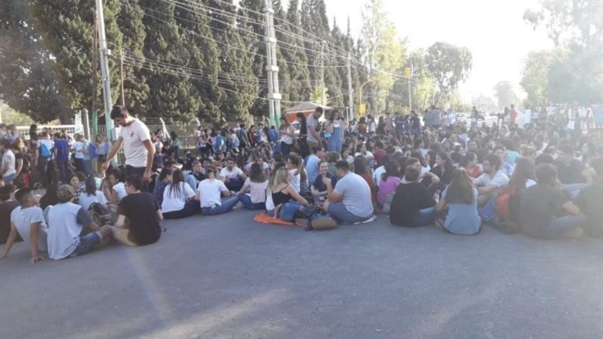 Durante tres días seguidos los alumnos de la Universidad Católica de Cuyo se sentaron en la calle para reclamar\u002E