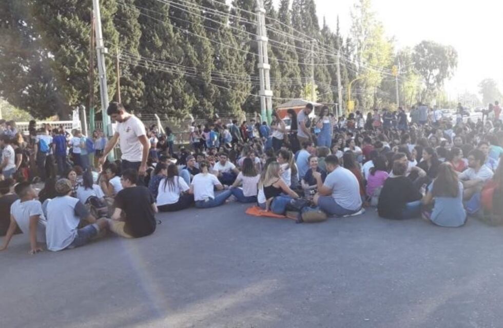 Lograron bajar la cuota de una universidad privada cortando la calle