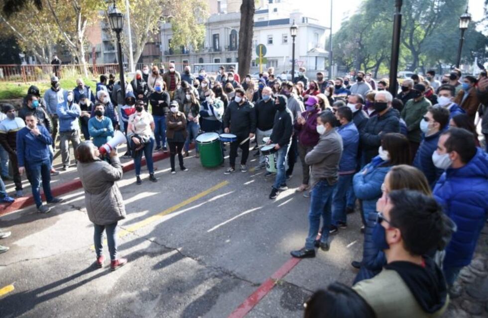 La protesta de municipales en el Palacio 6 de julio terminó con destrozos