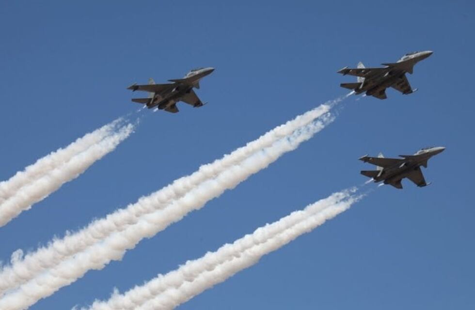 Un piloto hizo un enorme dibujo obsceno en el cielo