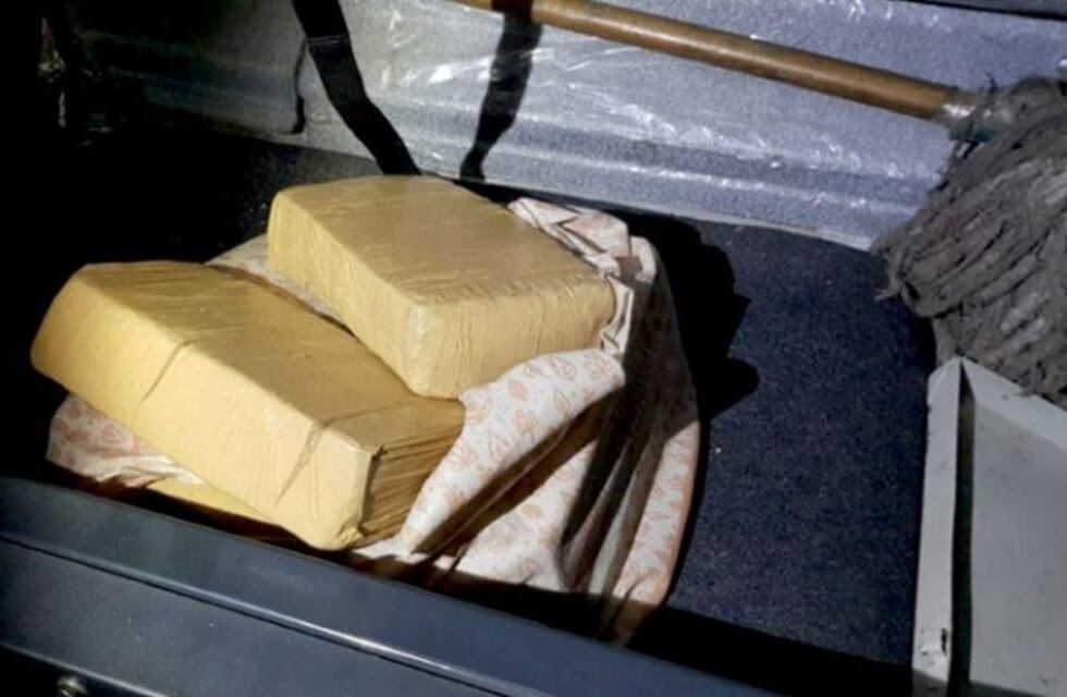 Detuvieron un camión en el que hallaron más de diez kilos de marihuana