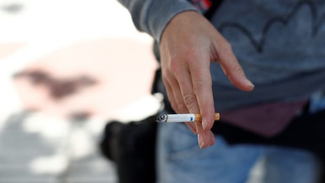 Mujer fumando un cigarro\u002E
