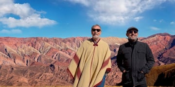 Luis Bradoni y Guillermo Francella, con El Hornocal a sus espaldas\u002E