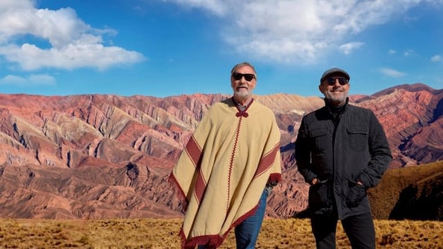 Luis Bradoni y Guillermo Francella, con El Hornocal a sus espaldas\u002E