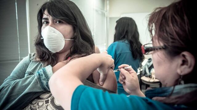 CH01- COPIAPu00d3 (CHILE), 02/04/2015. Una mujer se vacuna hoy, jueves 2 de abril de 2015, en un consultorio de salud en la localidad de Copiapu00f3, a 800 kilu00f3metros al norte de Santiago (Chile). Habitantes de las zonas afectadas por los aluviones de la semana p