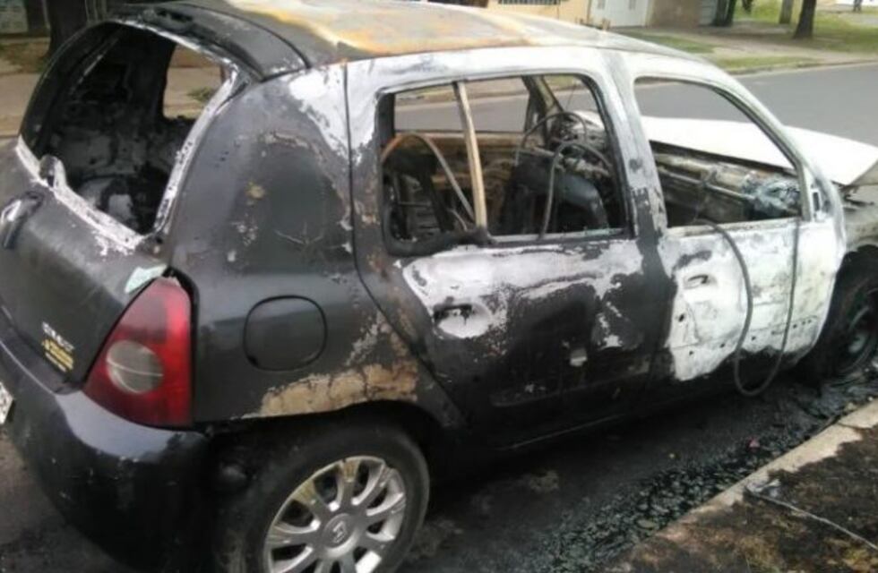 Apareció incendiado un auto e investigan si fue el usado en el crimen de zona sudoeste