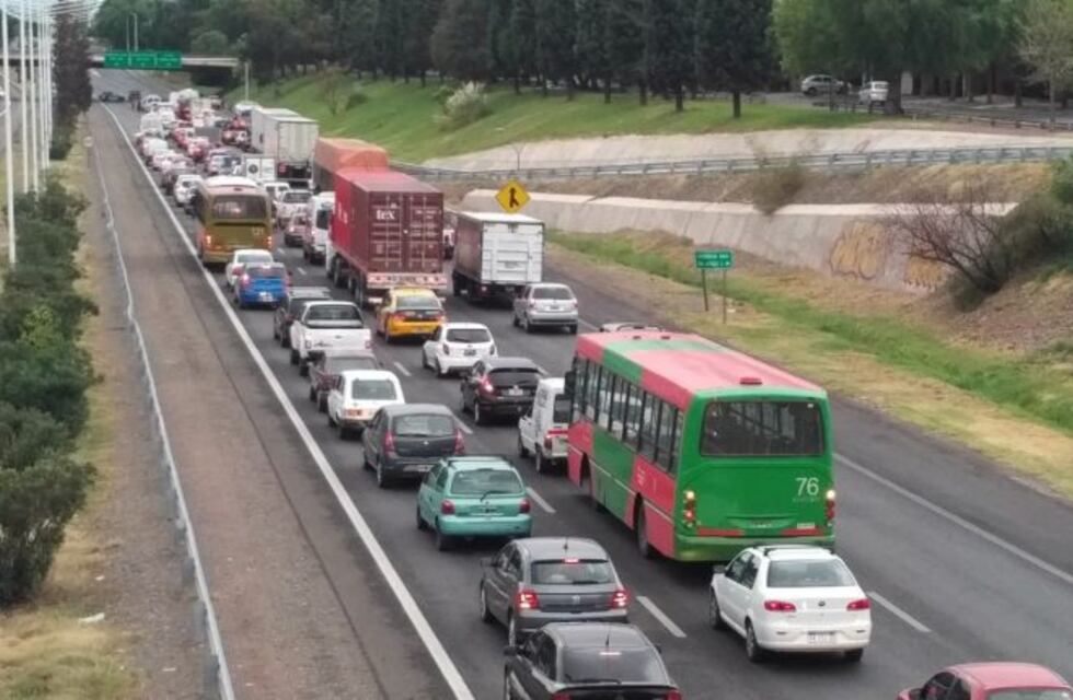 A pesar de la cuarentena, colapsó el Acceso Sur