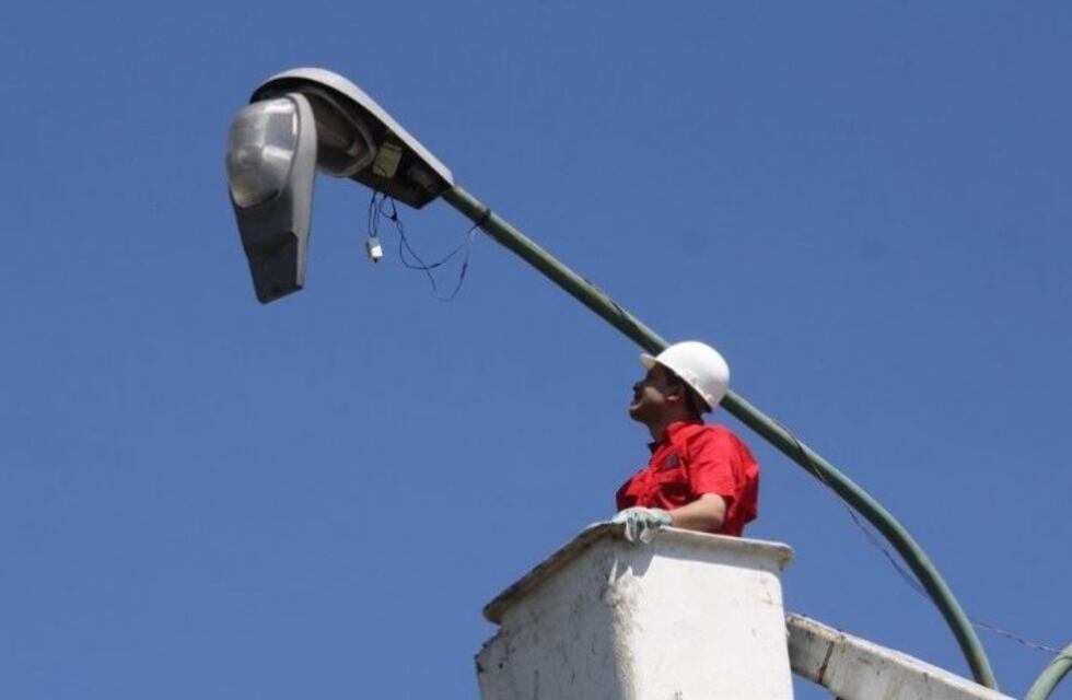 Destruyen luminarias a piedrazos en la plaza Bolivia