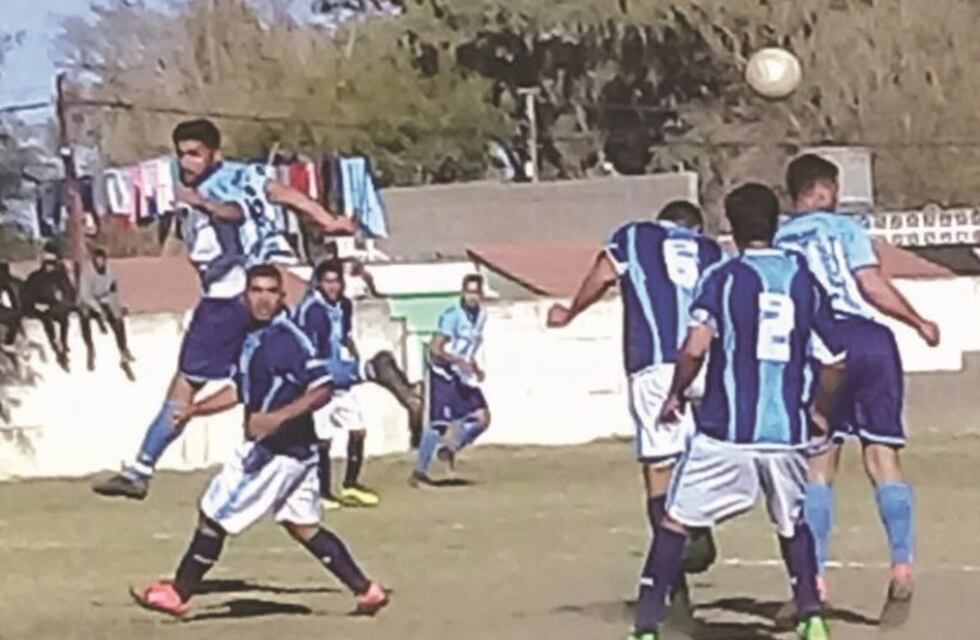 Fútbol: Tesorieri le ganó a Racing y es líder en la Zona A