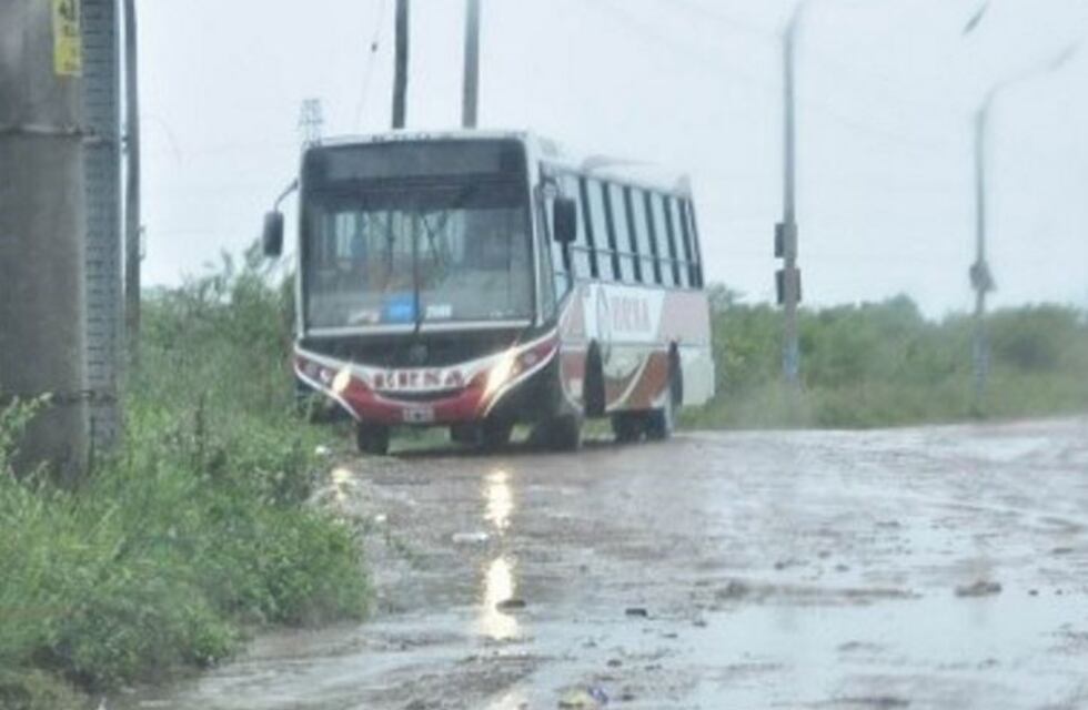 Por las intensas lluvias, se modificó el recorrido de las líneas de colectivos urbanos