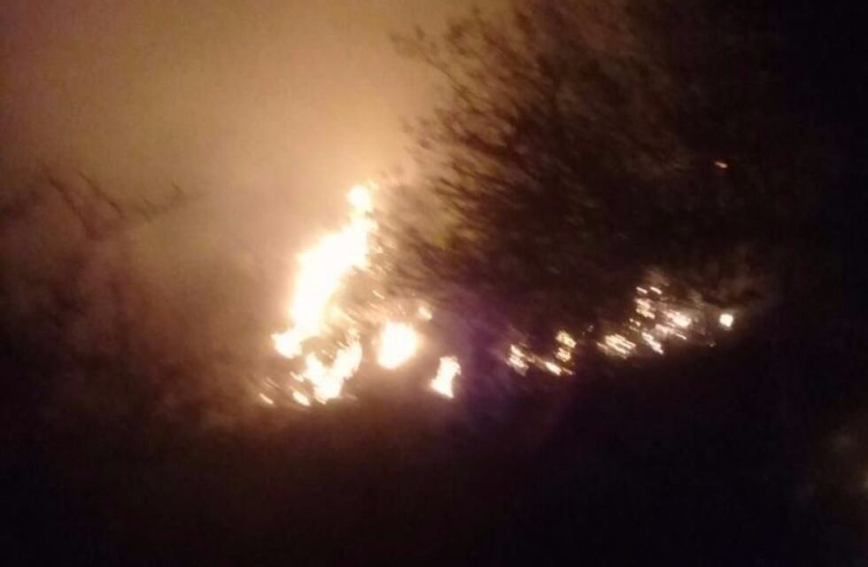 Bomberos de San Luis batallan contra un incendio que no da tregua