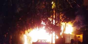 Tapicería incendiada en Posadas donde falleció un vecino\u002E (Policía de Misiones)