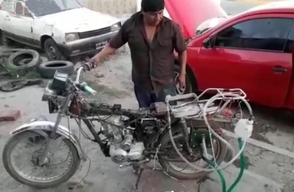 ¿Nafta? No, agua salada. Un mecánico salteño inventó una moto diferente
