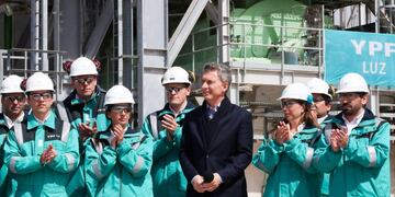 TUCUMÁN (ARGENTINA), 24/08/2018\u002E- Fotografía cedida por la Presidencia de Argentina que muestra al presidente argentino, Mauricio Macri (c), durante una visita a la \r\nla central térmica El Bracho de la compañía YPF Luz, en la provincia norte de Tucumán (Argentina)\u002E Macri, aseguró hoy que el caso de corrupción que afecta a diversos funcionarios del anterior Gobierno, acusados de haber recibido millonarios sobornos de empresarios de la obra pública, explica \