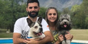 Lucas Navarro con Julieta, su compañera\u002E El defensor es profe de educación física y está haciendo el curso de técnico