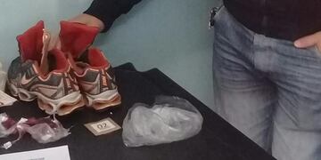 Quiso pasar marihuana oculta en zapatillas para su cuñado preso\u002E (Foto: Policía de Misiones)