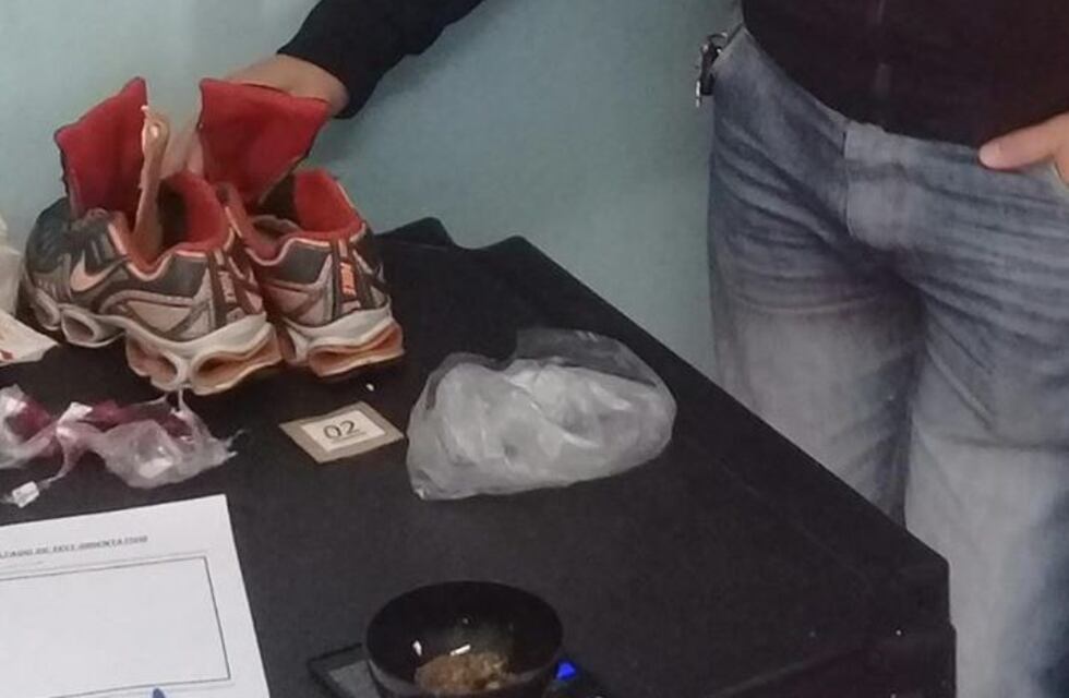 Un hombre quiso pasar marihuana oculta en zapatillas para su cuñado preso