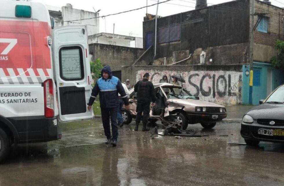 Violenta colisión entre un auto y un camión de residuos en barrio Ludueña