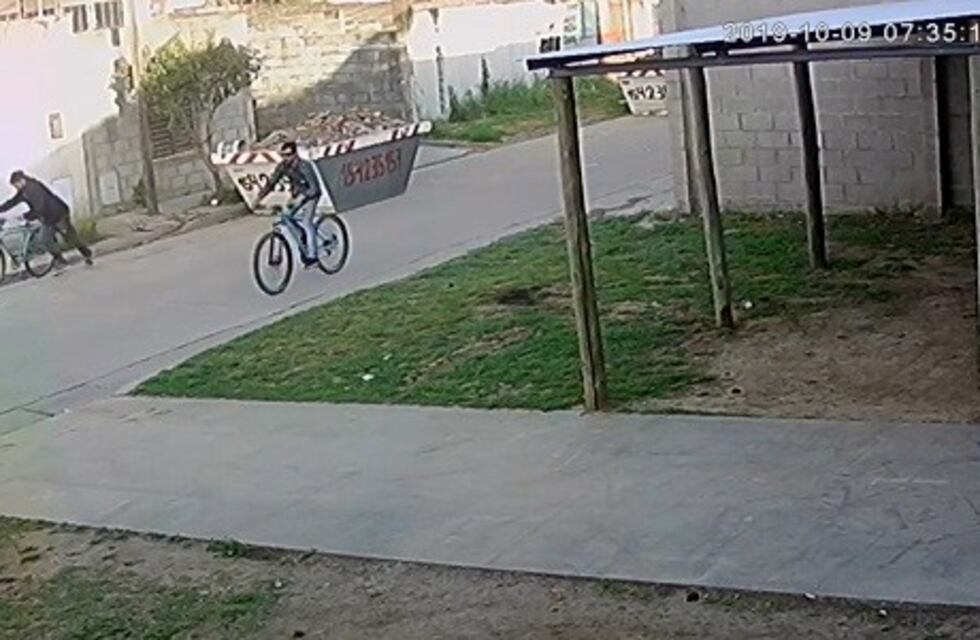 Video: así le robaron la bici a un trabajador sordomudo en una obra