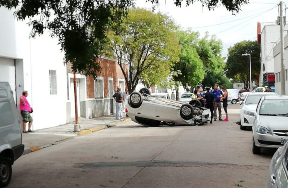Espectacular vuelco de un auto en pleno centro de la ciudad