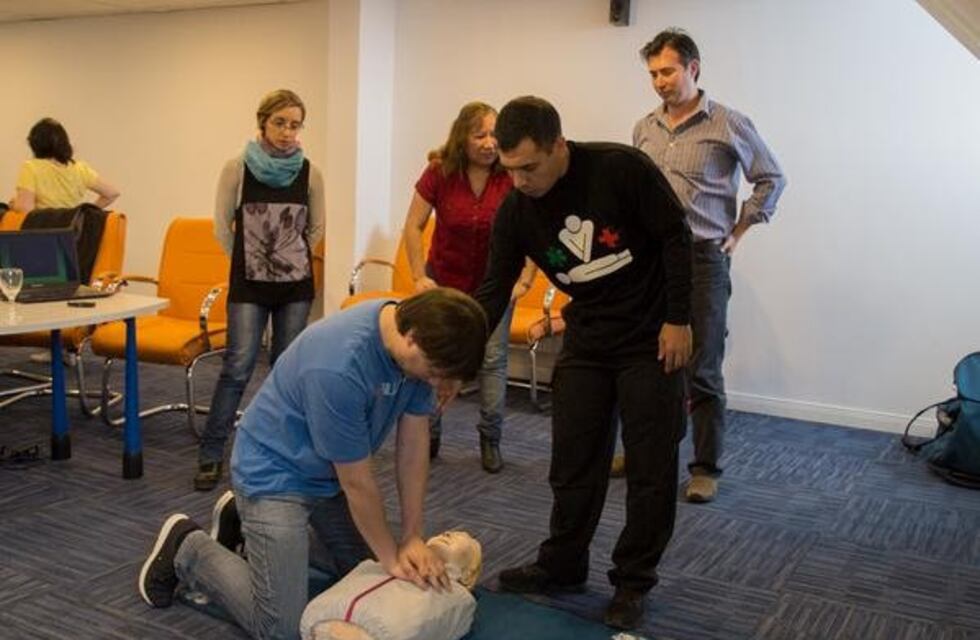 Técnicas de reanimación cardiopulmonar: Más de 1000 estudiantes capacitados