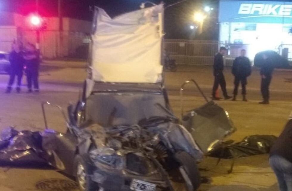 El conductor de un auto y su pequeña hija murieron al chocar contra un camión