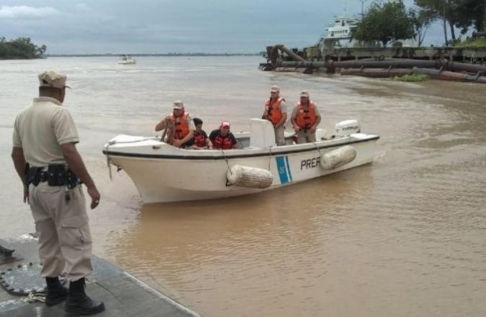 Un hombre se descompensó mientras navegaba en el Río Paraná y tuvo que socorrerlo Prefectura