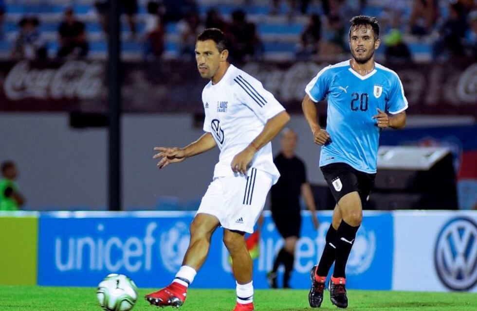 Maxi Rodríguez jugó y anotó en el partido despedida de Diego Forlán