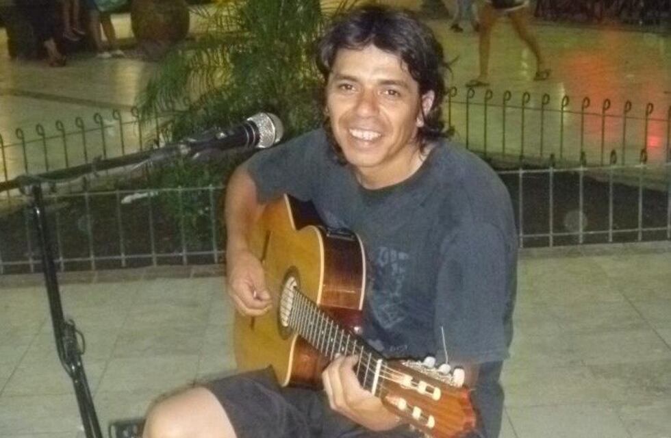 Un artista callejero recibió 100 dólares de propina y mirá qué hizo