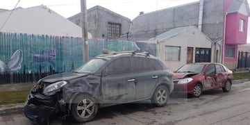 Chocaron dos vehículos estacionados