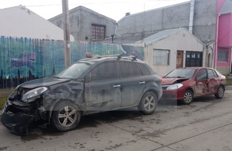 Un conductor destrozó dos vehículos estacionados y se dio a la fuga