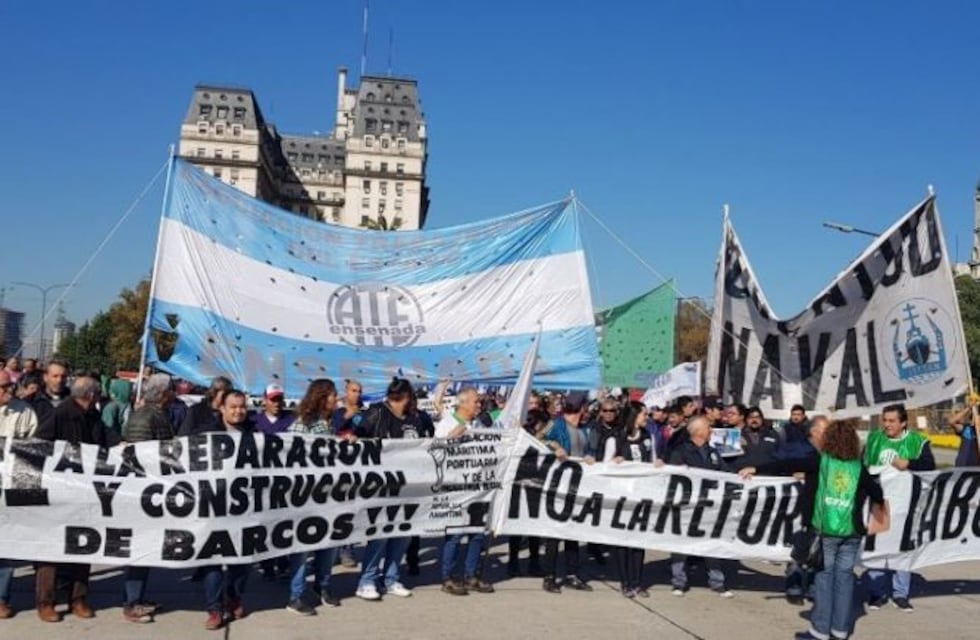 Protesta de portuarios frente al Ministerio de Trabajo