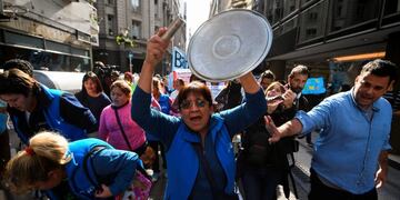 Members of leftist organizations demontrate before cooking a soup kitchen outside Argentina's Central Bank in downtown Buenos Aires on May 15, 2018\u002E \r\nArgentina's currency faced a major test Tuesday as holders of peso-denominated securities readied for a potential $25 billion payout, squeezing government efforts to halt capital flight ahead of talks with the IMF\u002E / AFP PHOTO / EITAN ABRAMOVICH ciudad de buenos aires protesta de movimientos sociales en el banco central olla popular reclamo ley de emergencia alimentaria piquetes piqueteros protestas manifestaciones