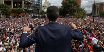 El presidente del Parlamento venezolano, Juan Guaidó , saluda a manifestantes tras anunciar que asume las competencias del Ejecutivo EFE/ Cristian Hernandez