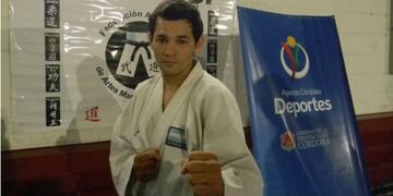 El esforzado Juan Díaz, vendía alfajores para afrontar los gastos para competir\u002E El sacrificio sigue\u002E