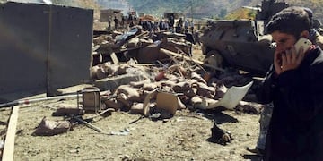 TUR01. Hakkari (Turkey), 09/10/2016.- A picture taken by a smart phone shows Turkish soldiers and people try to help victims after a bomb attack to a military post near Iraqi border near Durak, near Semdinli, Hakkari province, southeastern Turkey, 09 October 2016. According to Turkish officials, ten soldiers and eight civilians were killed in a car bomb attack by Kurdish militants. (Atentado, Turquu00eda) EFE/EPA/IHLAS NEWS AGENCY TURKEY OUT ; BEST QUALITY AVAILABLE
