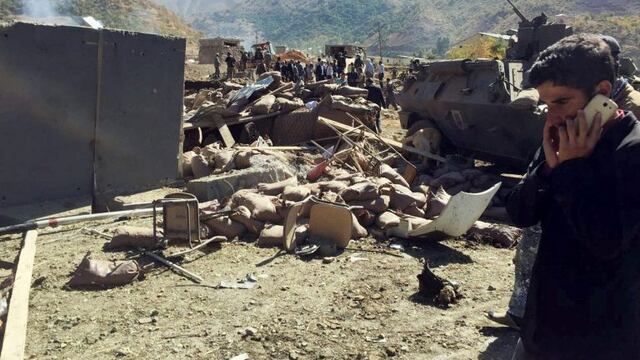 TUR01. Hakkari (Turkey), 09/10/2016.- A picture taken by a smart phone shows Turkish soldiers and people try to help victims after a bomb attack to a military post near Iraqi border near Durak, near Semdinli, Hakkari province, southeastern Turkey, 09 October 2016. According to Turkish officials, ten soldiers and eight civilians were killed in a car bomb attack by Kurdish militants. (Atentado, Turquu00eda) EFE/EPA/IHLAS NEWS AGENCY TURKEY OUT ; BEST QUALITY AVAILABLE