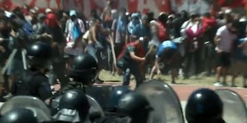 En acción\u002E Daniel Ruiz, el militante que fue detenido por usar un mortero para atacar a la policía durante la marcha contra la reforma previsional\u002E