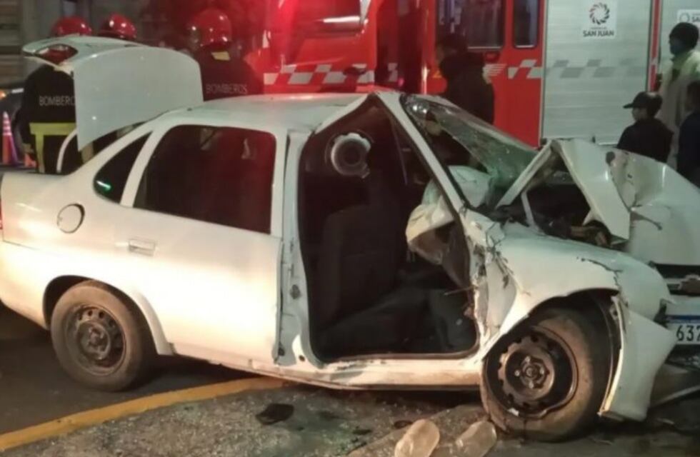 Aparatoso accidente: se estrellaron contra un poste y fueron hospitalizados