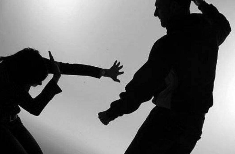 ¿Quiso envenenarla antes? investigan al policía que apuñaló a su mujer