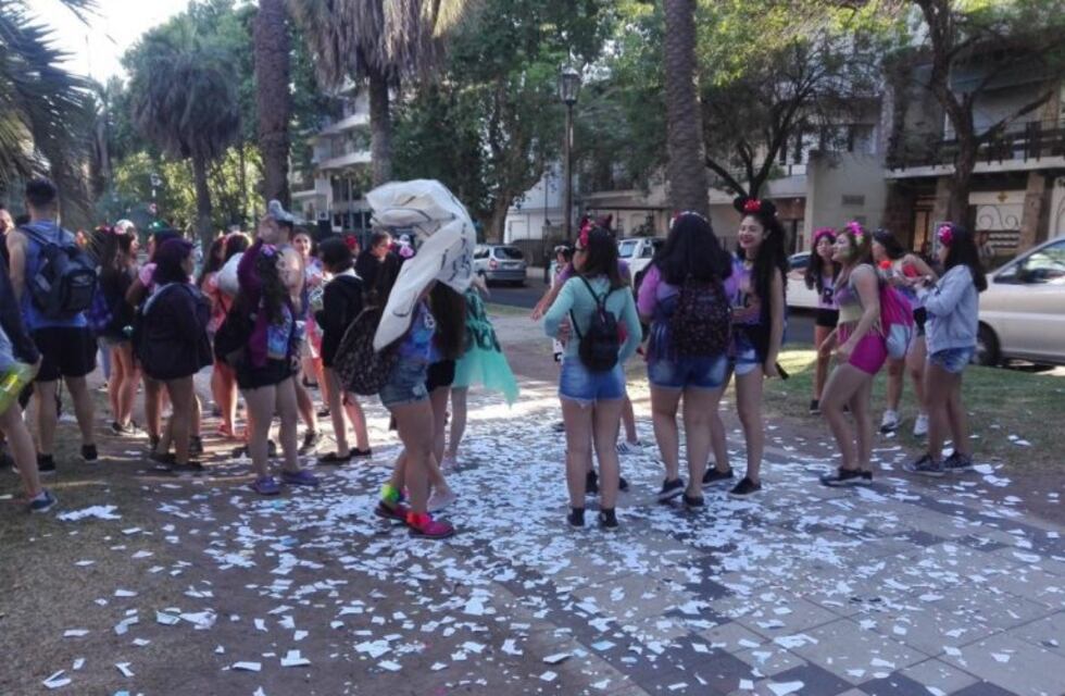 Estudiantes secundarios coparon el centro para celebrar el último día de cursado