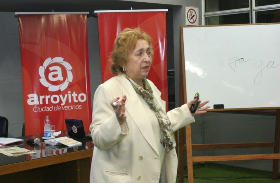 La grafóloga y poeta María del Huerto Martínez brindó un charla en Arroyito