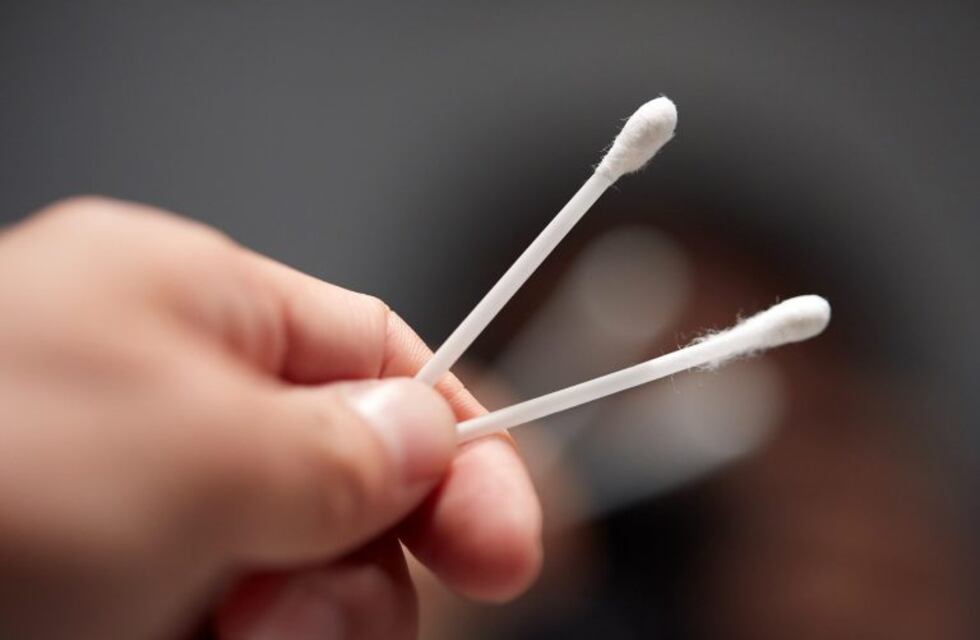 De tanto usar hisopos para limpiarse los oídos terminó internado